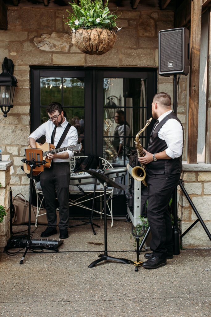 live music during cocktail hour at Silver Oaks Chateau wedding